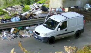 Gettavano rifiuti di ogni tipo in zone periferiche, sette persone denunciate