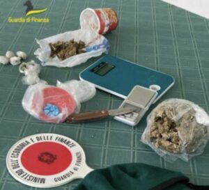 Trovato in possesso di marijuana e pasticche di ecstasy, arrestato