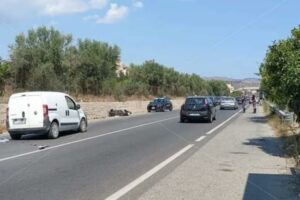 Scontro tra auto e moto sulla Statale 106, muore centauro