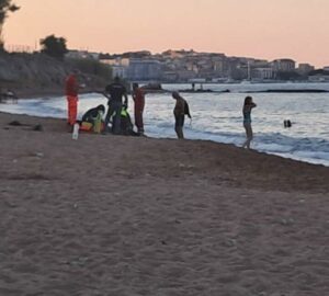 Muore in spiaggia: “Niente punture d’insetto, probabile infarto per la paura”