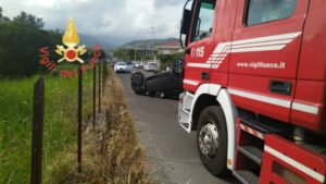 Auto impatta con muretto e si ribalta, conducente ferita trasportata in ospedale