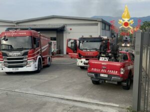 Attività commerciale di cineseria in fiamme, indagini sulle cause del rogo