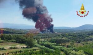 Incendio in un deposito di pneumatici e materiale plastico