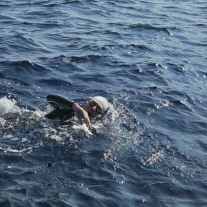 Alessio Fresco attraversa lo Stretto a nuoto: “Il diabete non è un ostacolo”