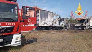 Diversi mezzi parcheggiati in un’area privata distrutti da un incendio nel catanzarese