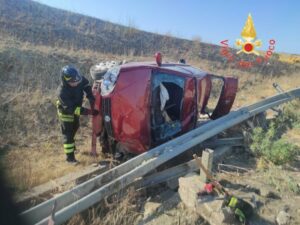 Perde il controllo dell’auto e si ribalta, conducente ferito trasportato in ospedale