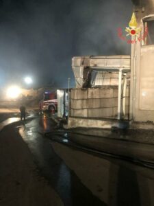 Incendio nella notte in un capannone per la raccolta rifiuti,  ipotesi causa del rogo dolosa