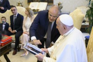 Michele Affidato realizza opere scultoree per Papa Francesco