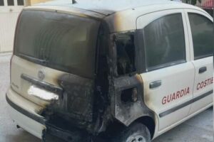 A fuoco l’auto di una Guardia Costiera in Calabria
