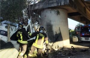 Incidente sulla Jonio-Tirreno: impatta contro il guardrail e precipita per 9 metri, conducente ferito