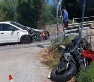 Scontro auto e moto lungo la SS 106 a Sant’Andrea Jonio, muore un giovane. Grave la ragazza