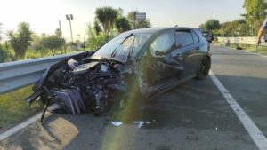 Violento scontro tra due auto lungo la Statale 106, otto feriti