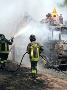 In fiamme a Cardinale un autocarro carico di tronchi