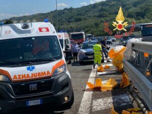 Camper si ribalta sull’A2, due feriti e disagi al traffico