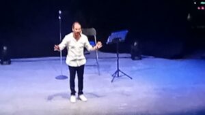 Straordinario e travolgente, Filippo Caccamo strega il pubblico del Teatro di Soverato