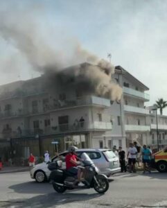 Struttura alberghiera in fiamme, vigili del fuoco in azione