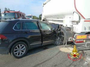 Scontro tra camion e un’auto sulla SS106, un ferito in gravi condizioni