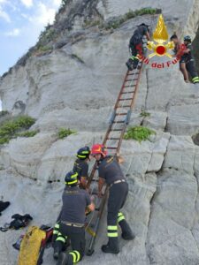 Ragazzo si arrampica sulla scogliera e non riesce più a scendere, soccorso dai vigili del fuoco