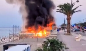 Devastante incendio in un lido balneare, indagini sulle cause del rogo