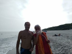 Un giornalista delle Iene sventola 50 euro in faccia al famoso eremita meditativo di Cerva Sri Swami Atmananda