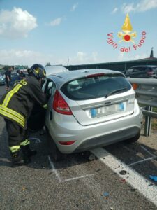 Tragedia sfiorata in autostrada, auto contromano provoca incidente: due feriti