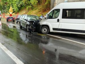 Scontro frontale tra un miniBus e auto, cinque feriti