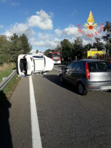 Incidente fra tre auto sulla statale 107, un ferito trasportato in ospedale