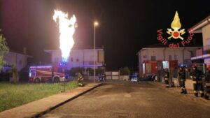 Vigili del fuoco impegnati per una fuga gas da un bombolone interrato