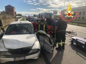 Scontro tra due auto sulla Statale 106, conducente ferita estratta dalle lamiere trasportata in ospedale