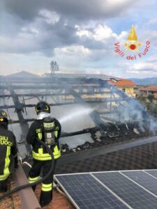 Tetto edificio adibito a palestra comunale distrutto da un incendio