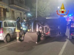 Si ribalta con l’auto in pieno centro cittadino, conducente ferito