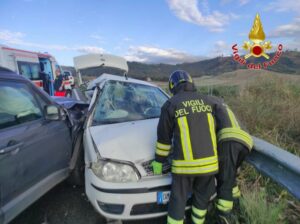 Scontro tra due auto sulla SS106, muore la moglie del sindaco di Cutro