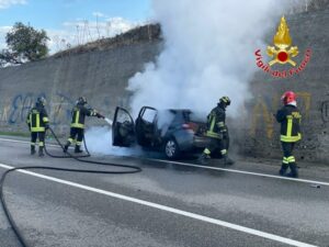 Auto in fiamme sulla SS106, conducente riesce ad uscire in tempo