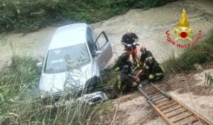 Auto dalla SS106 finisce in un canalone, conducente recuperato dai vdf e trasferito in ospedale