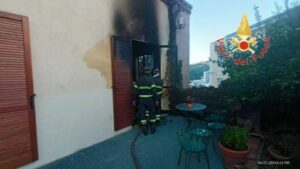 Villa di tre piani in fiamme, nessun ferito