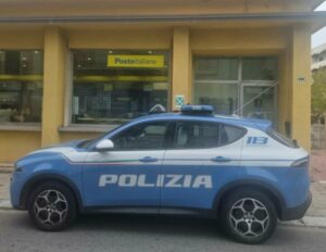 Danneggia computer e arredi in un ufficio postale, 23enne arrestato