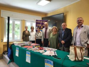 Il Lions Club Squillace Cassiodoro dona all’IC di Davoli il materiale didattico raccolto con il service “Zaino sospeso”