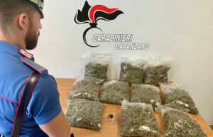 Nascondeva in auto borsone con hashish e marijuana, 28enne arrestato