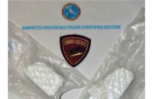 Scoperti dalla Polizia 200 grammi di cocaina, era nascosta in un canale di scolo dell’acqua piovana