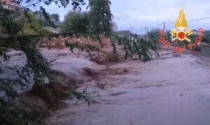 Esondazione del fiume “Amato”, traffico bloccato sulla Statale 18