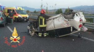 Minorenne alla guida di un SUV si ribalta, è in gravi condizioni