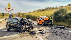 Violento scontro tra due auto, un morto e due feriti