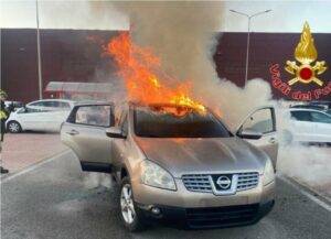 Auto va a fuoco sulla Statale 106, in salvo due persone e un neonato