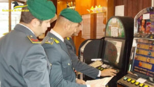 Scoperta una sala scommesse clandestina: 5 slot machine illegali sequestrate. Tre denunce