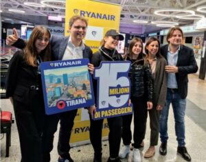 Aeroporto di Lamezia Terme, Ryanair celebra i 15 milioni di passeggeri e lancia la nuova rotta per Tirana