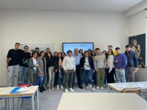 Chiaravalle, studenti dell’IIS “Ferrari” premiati in Europa per il progetto “Aracne sulle Vie della Seta”